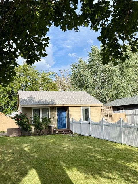 Photo of 708 Sanford Ave, Richland, WA 99352 (MLS # 293040)