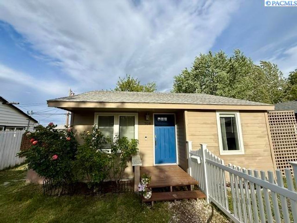 Photo of 708 Sanford Ave, Richland, WA 99352 (MLS # 293040)