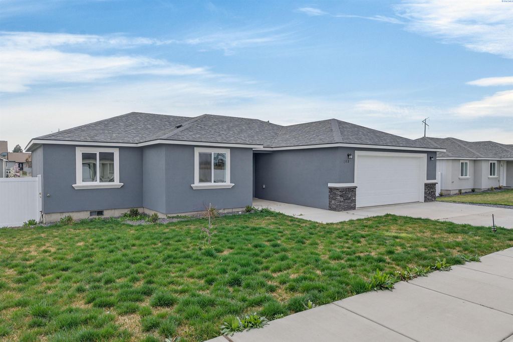 Photo of 108 Luli St, Grandview, WA 99301 (MLS # 291552)