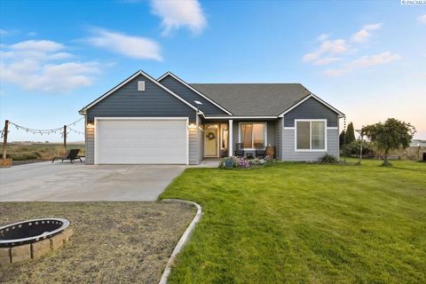 Photo of 765 Kent Way, Eltopia, WA 99330 (MLS # 287673)
