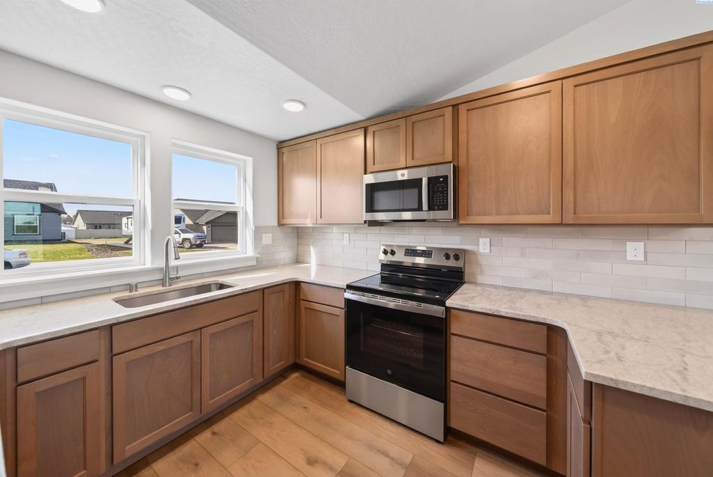 Photo of 135 Bitters Lp, Grandview, WA 98930 (MLS # 288665)