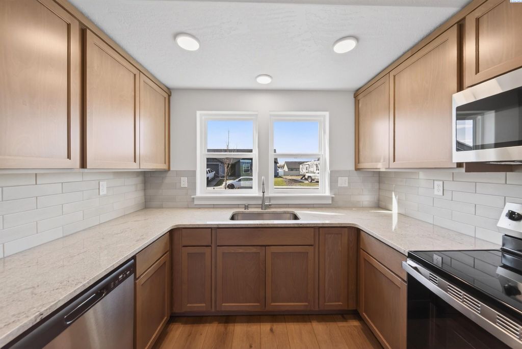 Photo of 135 Bitters Lp, Grandview, WA 98930 (MLS # 288665)