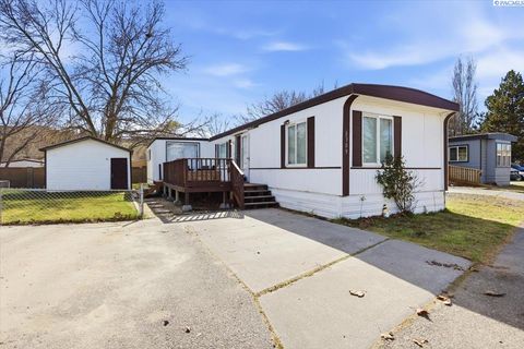 Photo of 6309 Desert View, West Richland, WA 99353 (MLS # 291101)