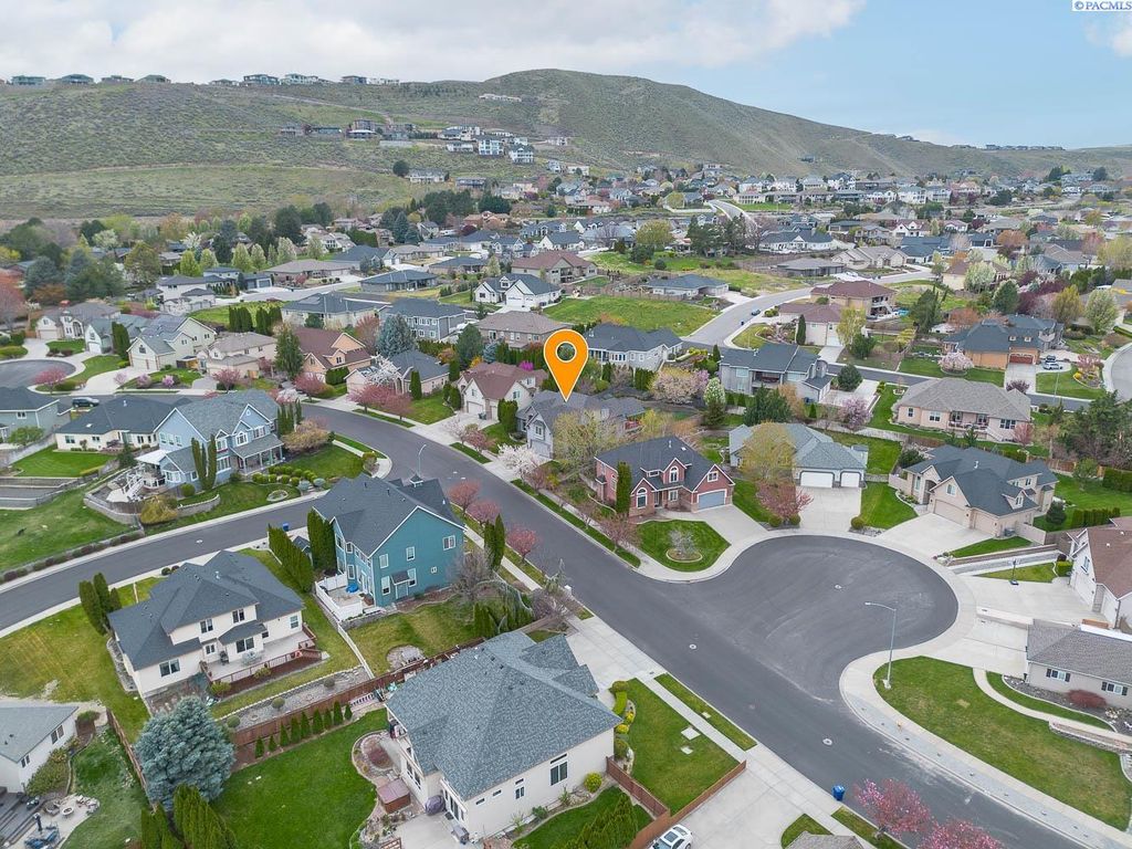 Photo of 2064 Newhaven Loop, Richland, WA 99352 (MLS # 291774)