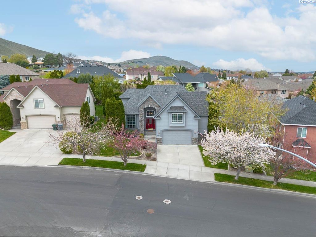 Photo of 2064 Newhaven Loop, Richland, WA 99352 (MLS # 291774)