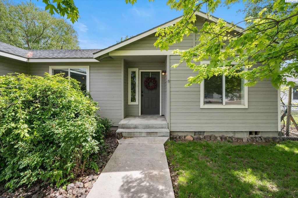 Photo of 504 Grader Ct, Benton City, WA 99320 (MLS # 292462)