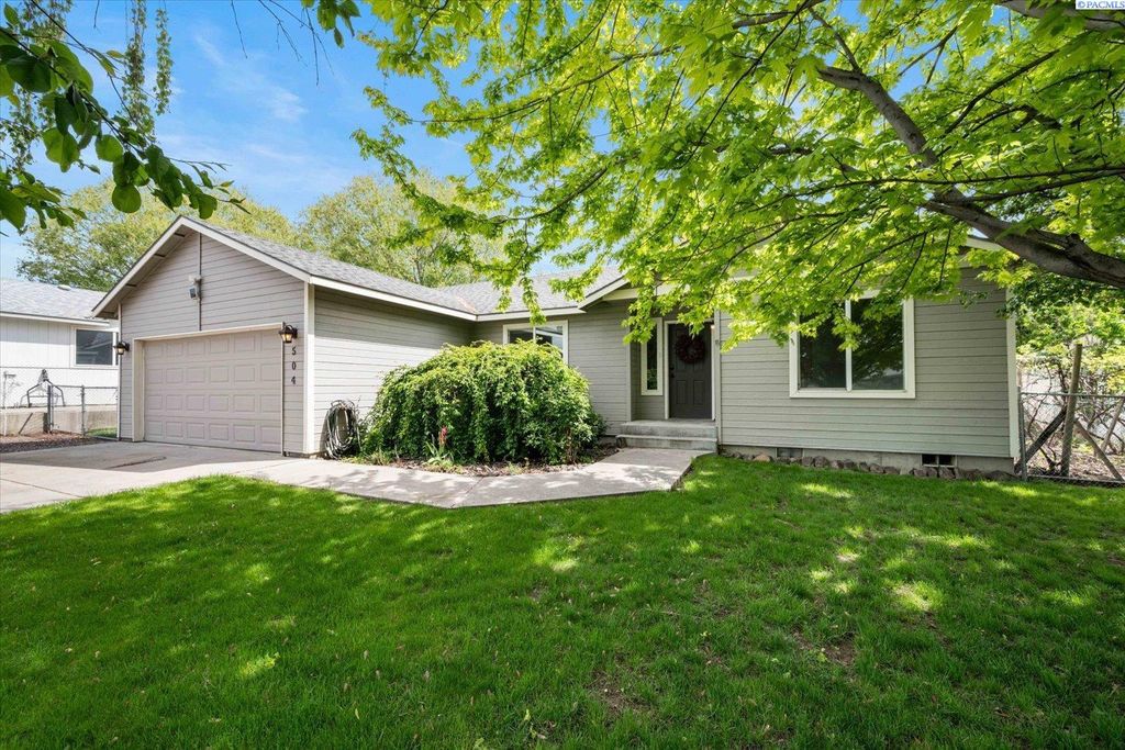 Photo of 504 Grader Ct, Benton City, WA 99320 (MLS # 292462)