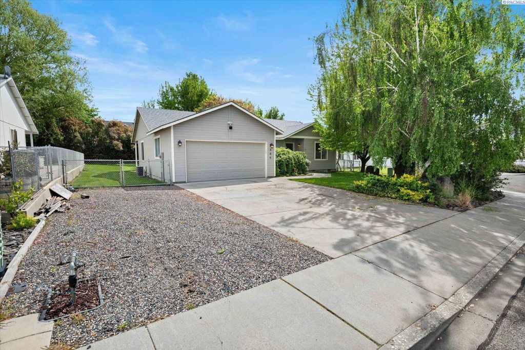 Photo of 504 Grader Ct, Benton City, WA 99320 (MLS # 292462)