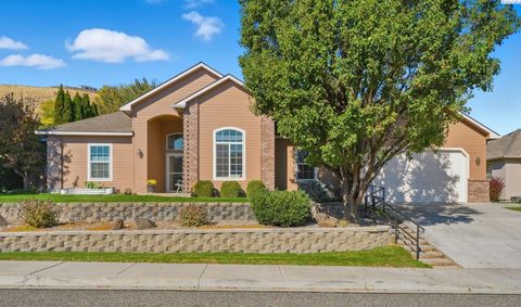 Photo of 144 Bear Dr, Richland, WA 99352 (MLS # 288290)