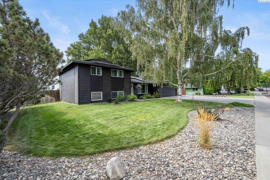 Photo of 1108 S Belfair St, Kennewick, WA 99338 (MLS # 289632)