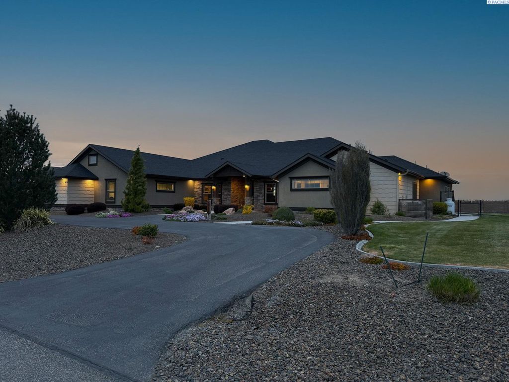 Photo of 11807 Pelican Road, Pasco, WA 99301 (MLS # 291662)