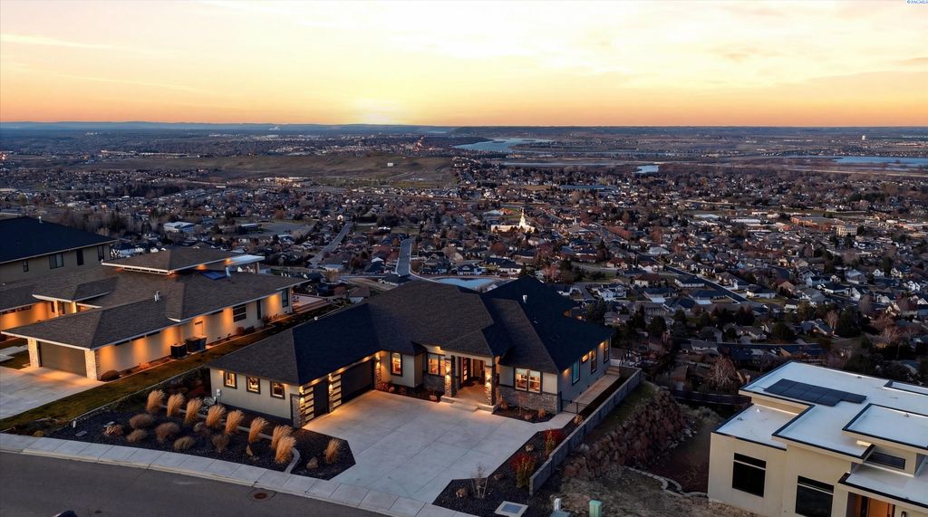 Photo of 2508 Falconcrest Loop, Richland, WA 99352 (MLS # 291013)