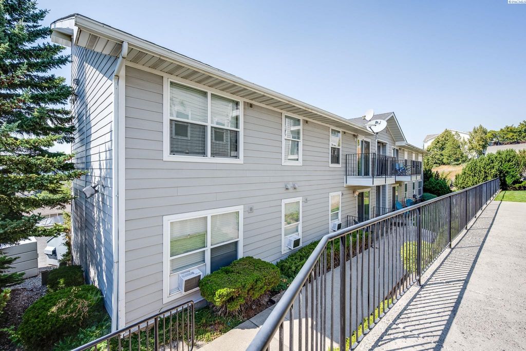 Photo of 1645 NE Merman Drive #A 304, Pullman, WA 99163 (MLS # 287251)