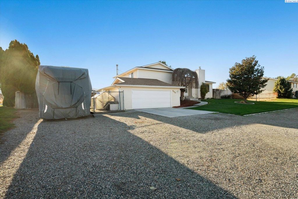 Photo of 909 W 34th Ave, Kennewick, WA 99337 (MLS # 289011)