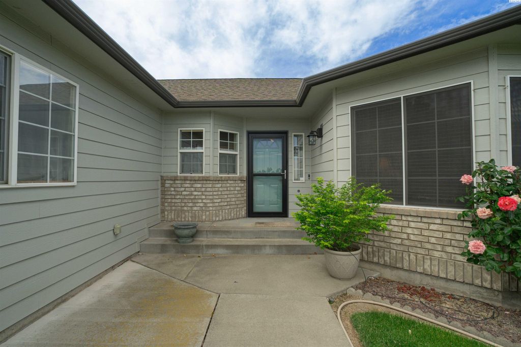 Photo of 1600 S Kent St, Kennewick, WA 99337 (MLS # 293000)