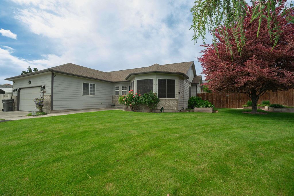 Photo of 1600 S Kent St, Kennewick, WA 99337 (MLS # 293000)