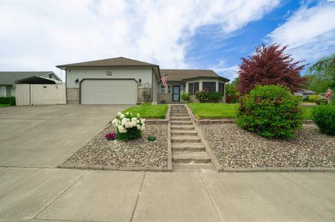 Photo of 1600 S Kent St, Kennewick, WA 99337 (MLS # 293000)