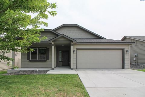 Photo of 2950 Woodland Pl, Richland, WA 99352 (MLS # 294900)