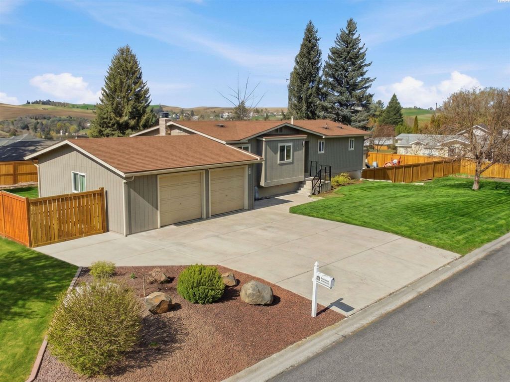 Photo of 801 E Valleyview Ln, Colfax, WA 99111 (MLS # 292379)