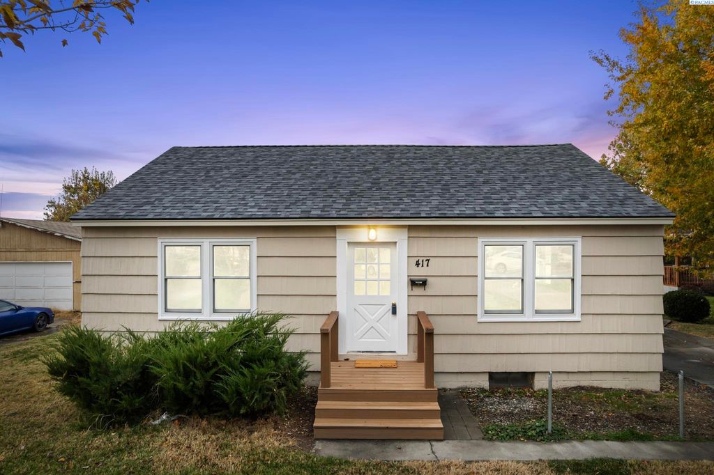 Photo of 417 Douglass Ave, Richland, WA 99352 (MLS # 288700)