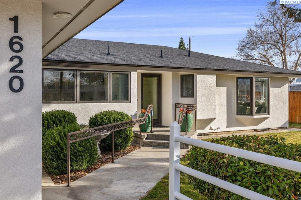 Photo of 1620 Goethals Dr, Richland, WA 99352 (MLS # 289560)