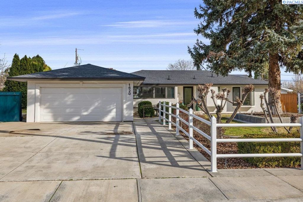 Photo of 1620 Goethals Dr, Richland, WA 99352 (MLS # 289560)