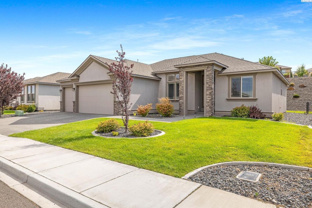 Photo of 3359 Village Pkwy, Richland, WA 99354 (MLS # 289863)