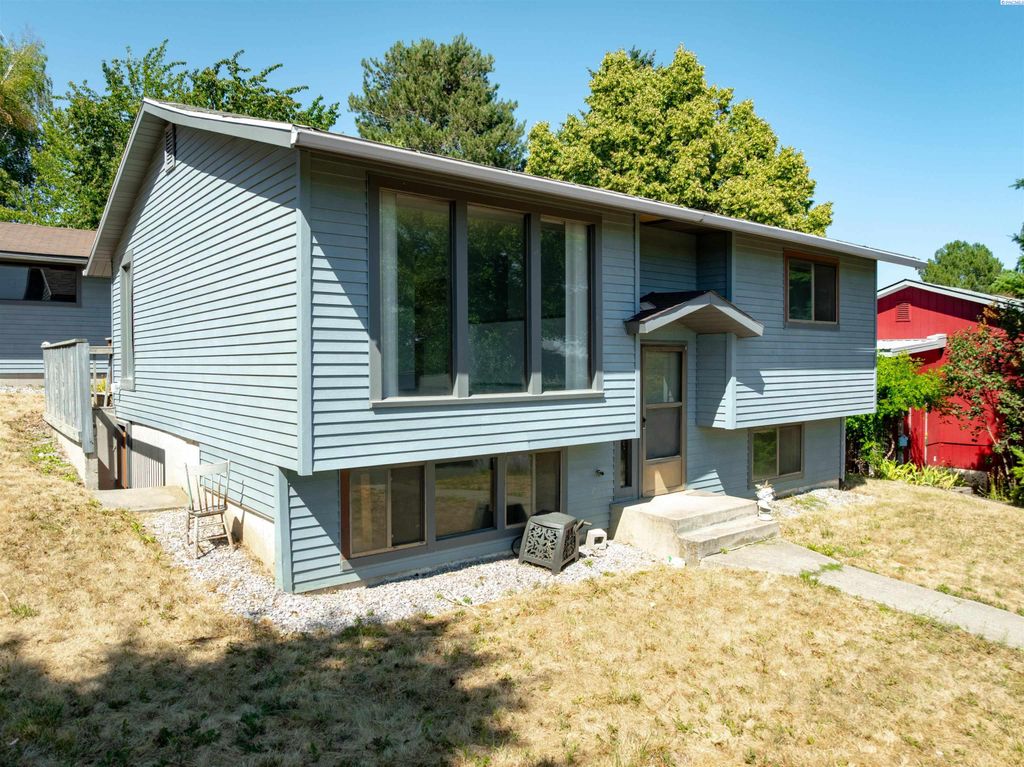 Photo of 231 NW Sunrise Dr, Pullman, WA 99163 (MLS # 286034)