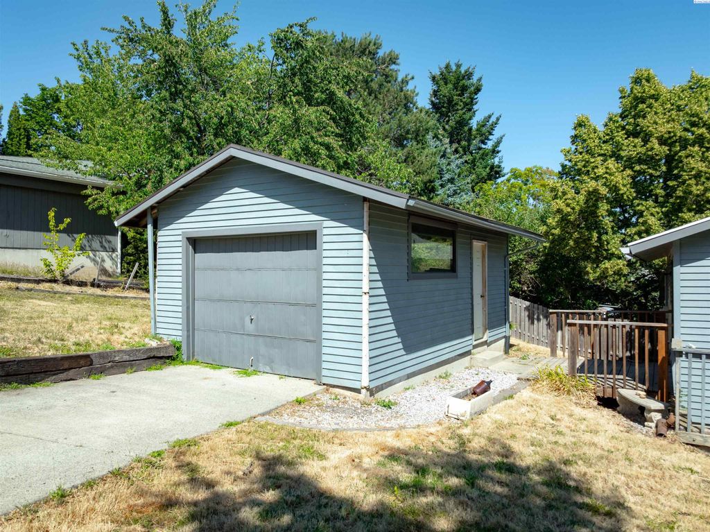 Photo of 231 NW Sunrise Dr, Pullman, WA 99163 (MLS # 286034)