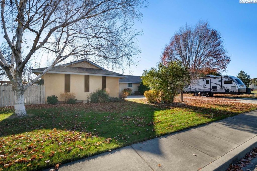 Photo of 105 W 36th Pl, Kennewick, WA 99337 (MLS # 289028)