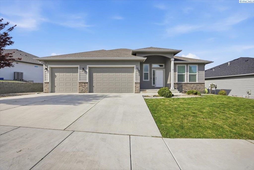 Photo of 2652 W 44th Pl, Kennewick, WA 99337 (MLS # 292556)