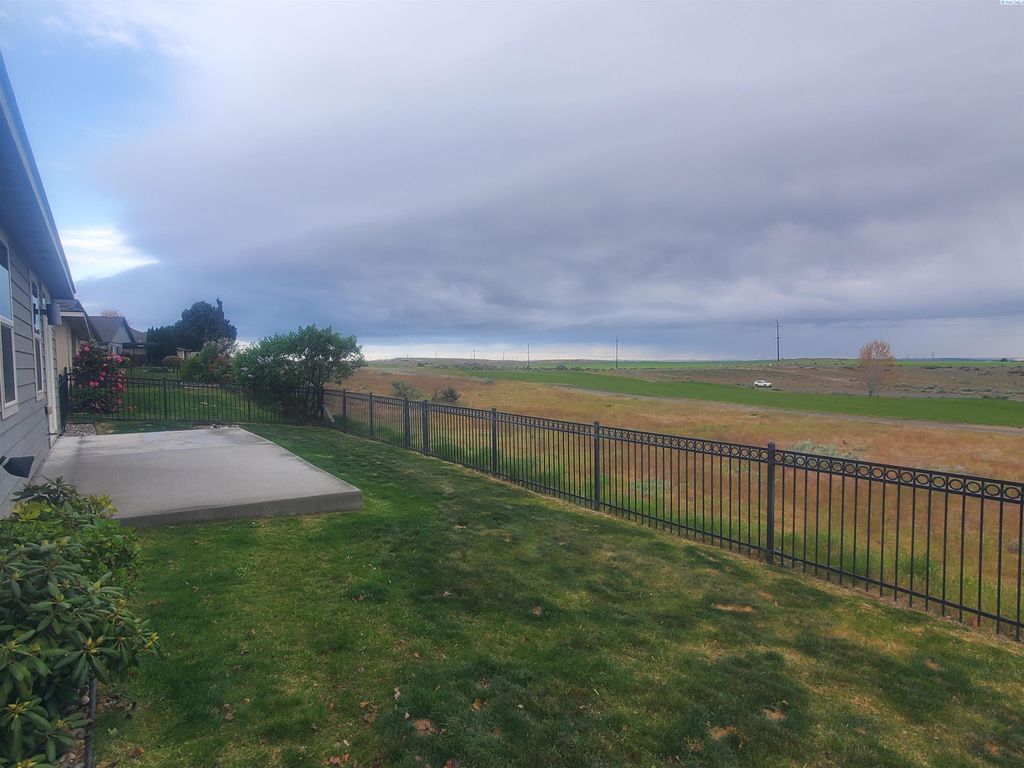 Photo of 2668 Sandpiper Loop, Richland, WA 99352 (MLS # 292120)