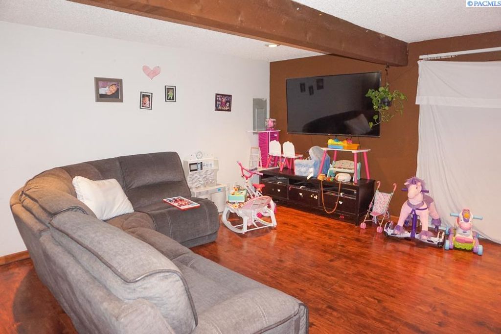 Photo of 218 E 8th Pl, Kennewick, WA 99336 (MLS # 290046)