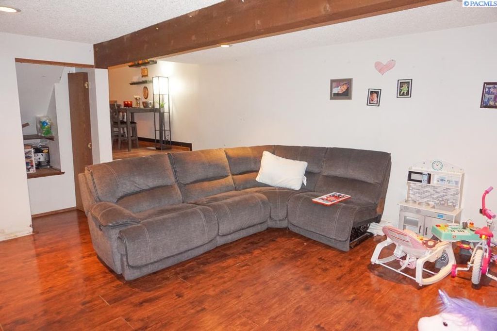 Photo of 218 E 8th Pl, Kennewick, WA 99336 (MLS # 290046)