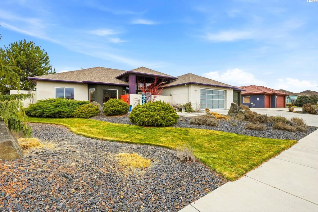 Photo of 1939 Sunshine Avenue, West Richland, WA 99353 (MLS # 290328)