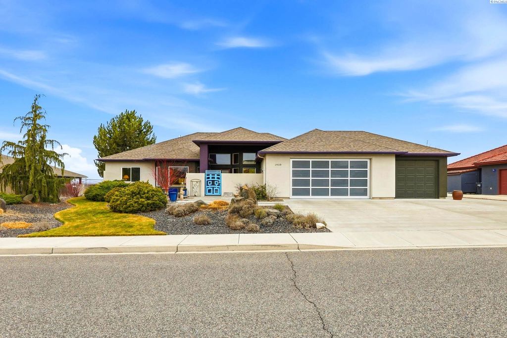 Photo of 1939 Sunshine Avenue, West Richland, WA 99353 (MLS # 290328)