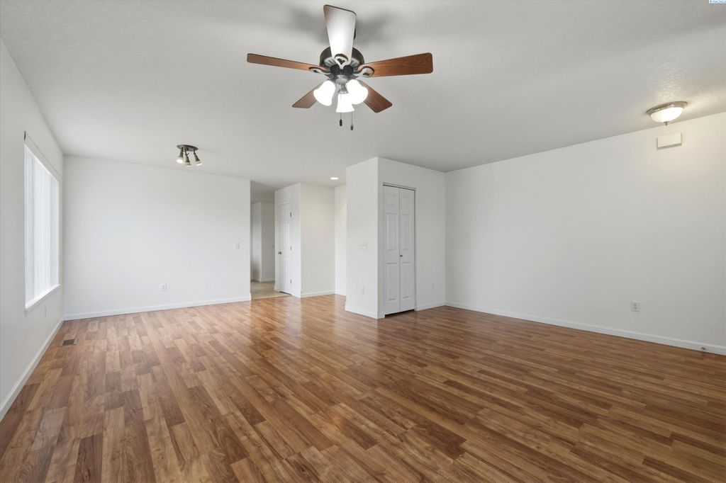 Photo of 108 Ela Loop, Grandview, WA 98930 (MLS # 290629)