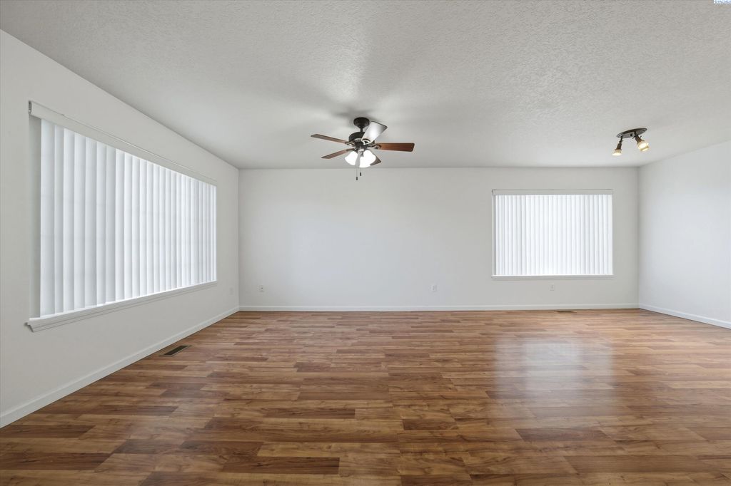 Photo of 108 Ela Loop, Grandview, WA 98930 (MLS # 290629)