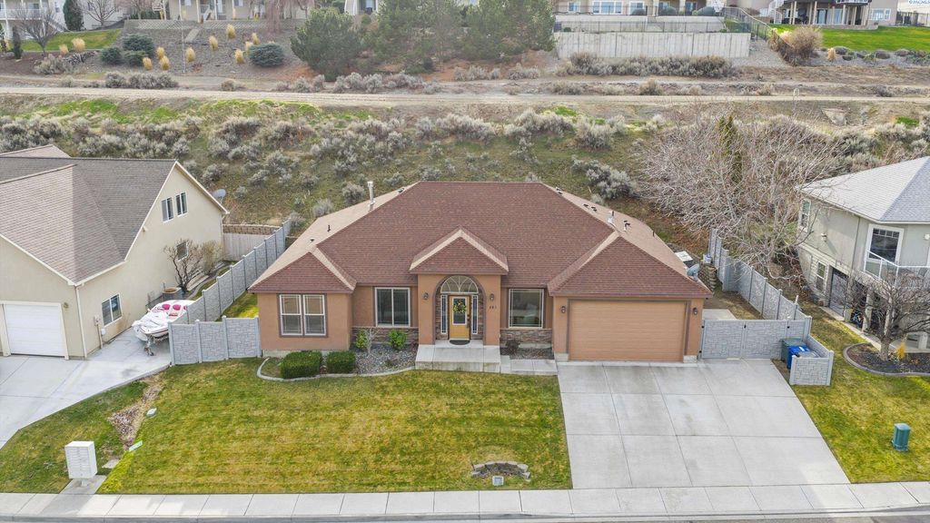 Photo of 483 Aimee Dr, Richland, WA 99352 (MLS # 289816)