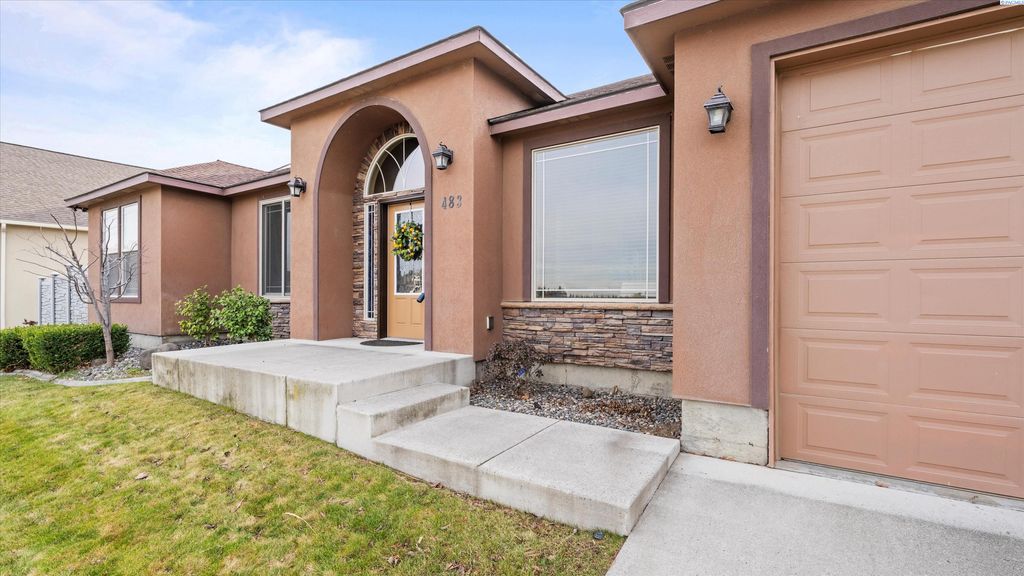 Photo of 483 Aimee Dr, Richland, WA 99352 (MLS # 289816)