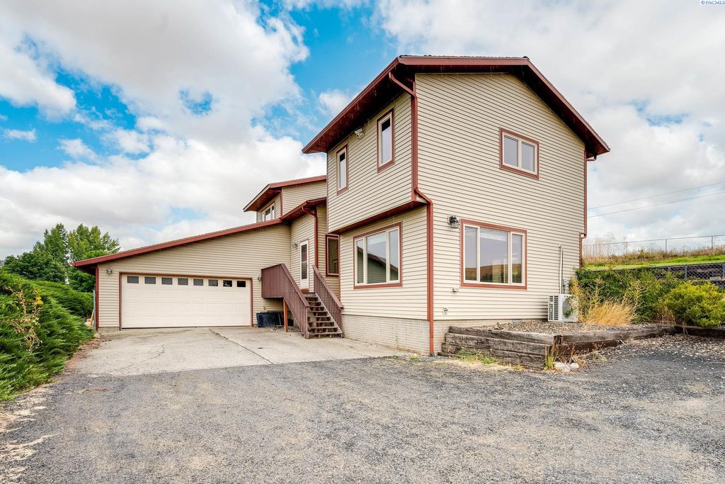 Photo of 1890 SE Johnson Avenue, Pullman, WA 99163 (MLS # 287022)