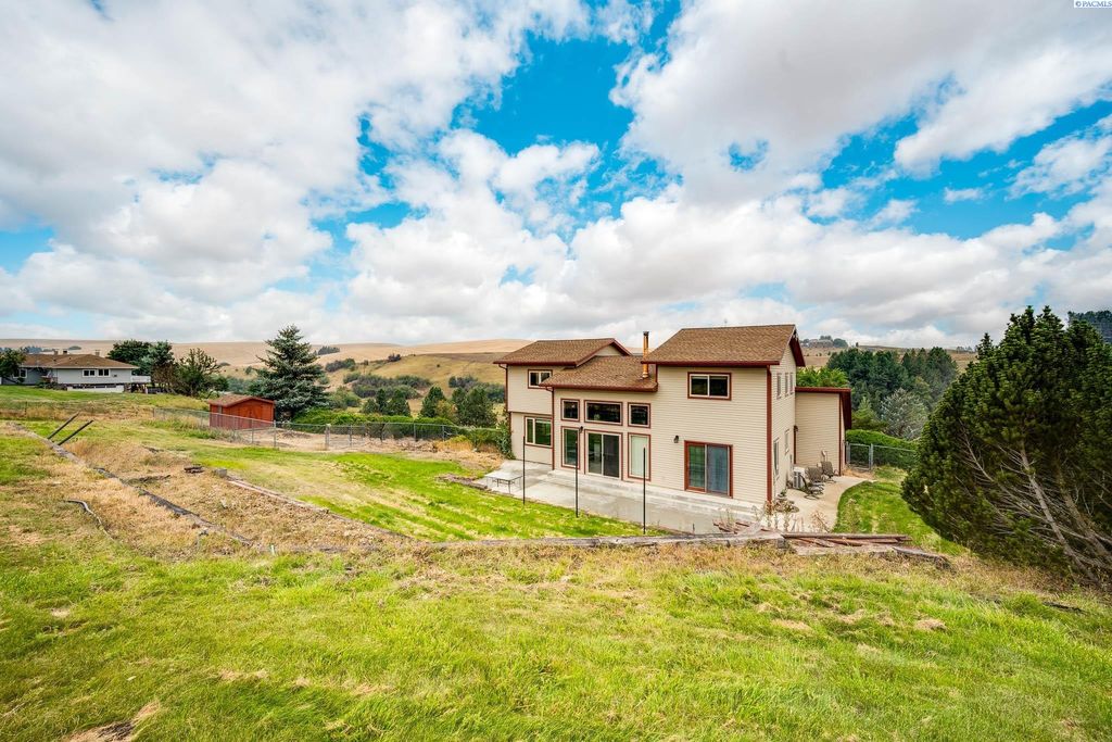 Photo of 1890 SE Johnson Avenue, Pullman, WA 99163 (MLS # 287022)