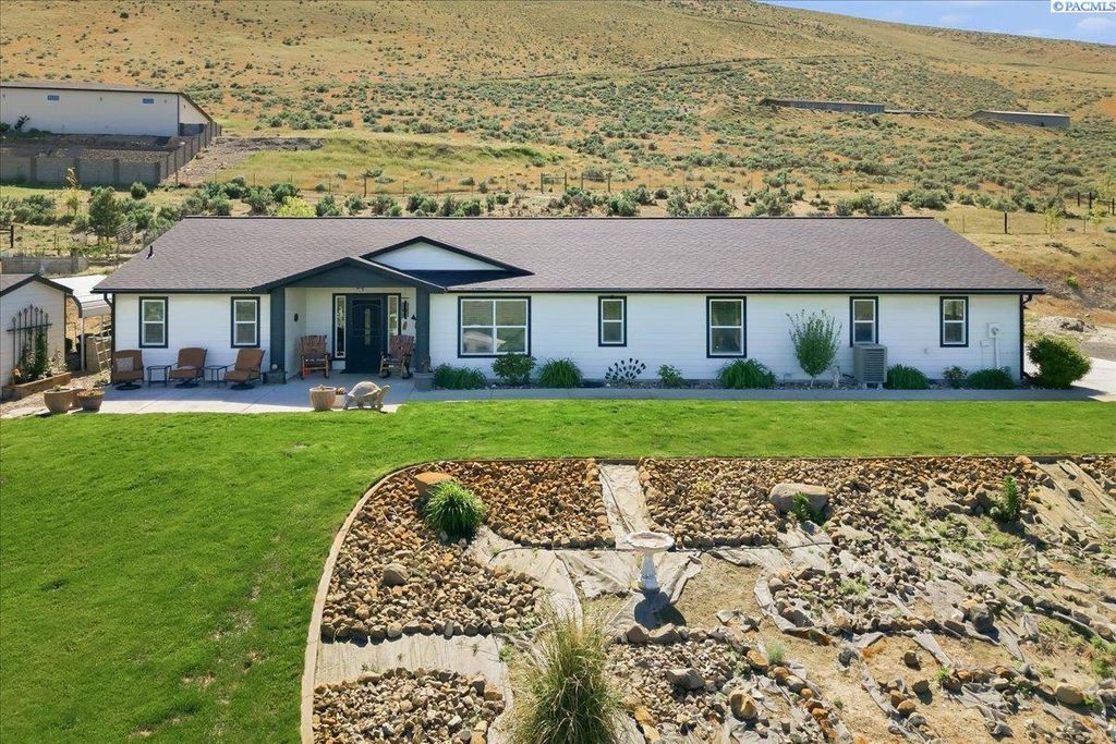 Photo of 35205 E Red Mountain Rd, Benton City, WA 99320 (MLS # 292602)