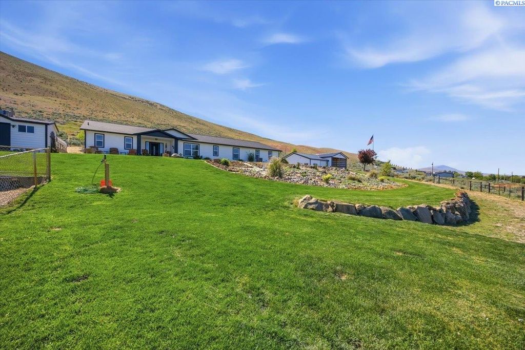 Photo of 35205 E Red Mountain Rd, Benton City, WA 99320 (MLS # 292602)