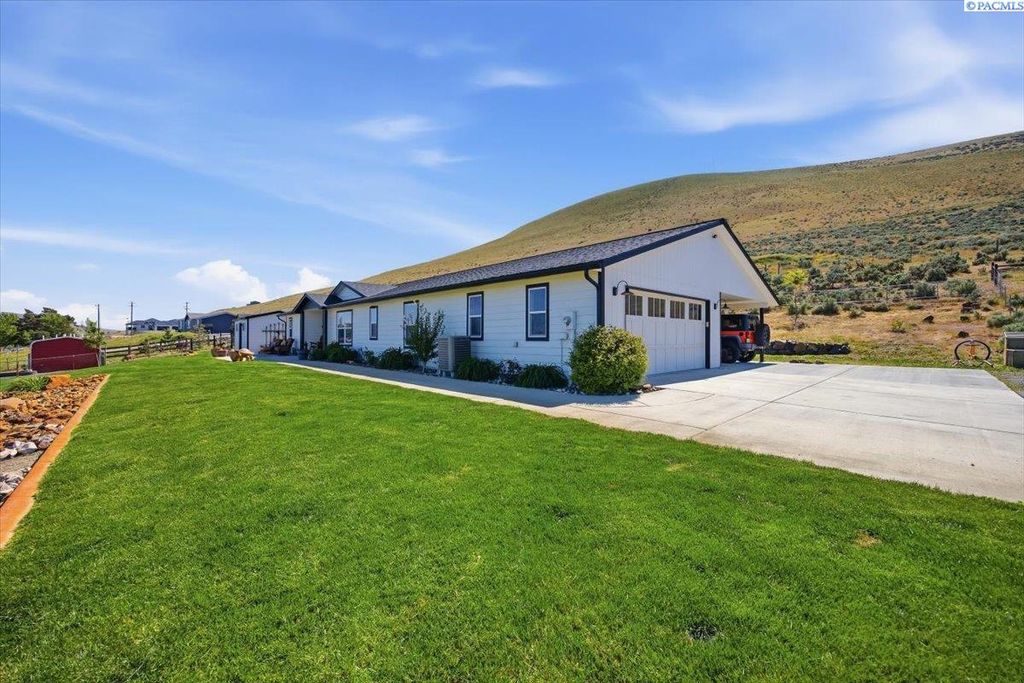 Photo of 35205 E Red Mountain Rd, Benton City, WA 99320 (MLS # 292602)