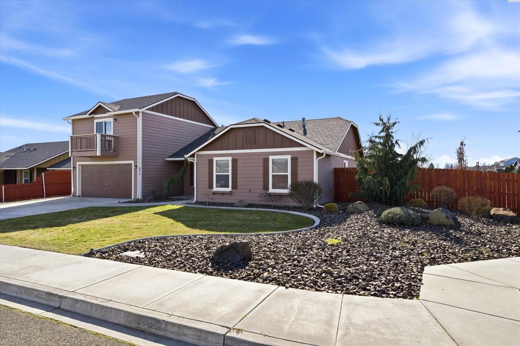 Photo of 6416 Three Rivers Dr, Pasco, WA 99301 (MLS # 290867)