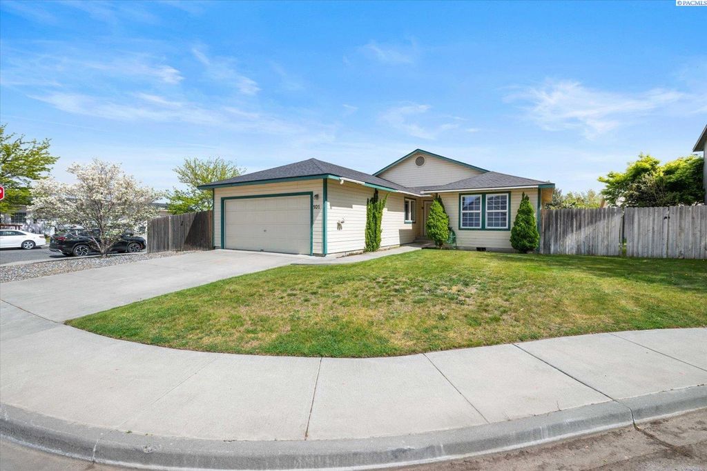 Photo of 101 S Van Buren Ct, Kennewick, WA 99336 (MLS # 292371)