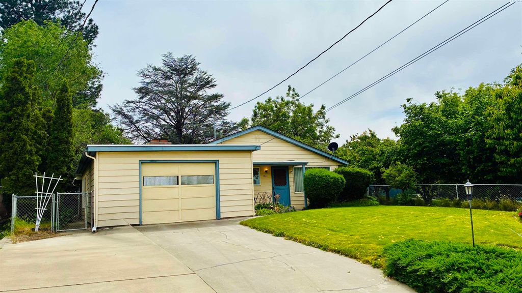 Photo of 1221 Sunset Pl, Sunnyside, WA 98944 (MLS # 292984)