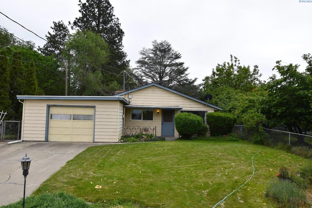 Photo of 1221 Sunset Pl, Sunnyside, WA 98944 (MLS # 292984)