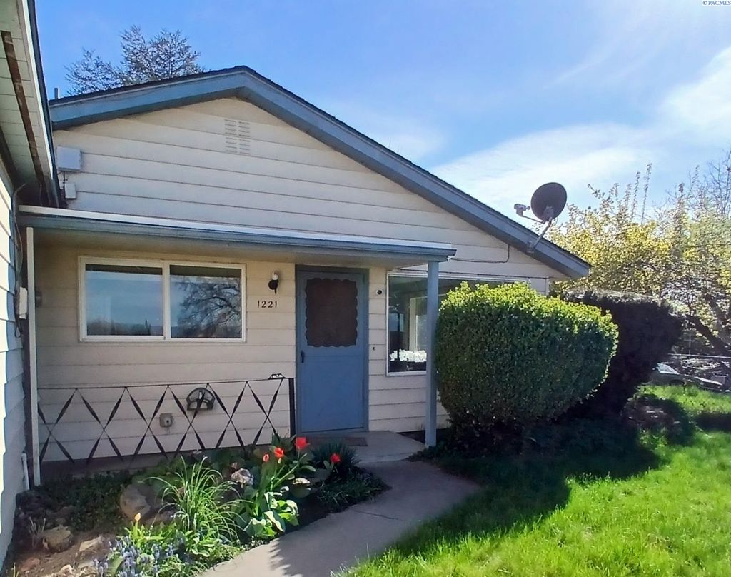 Photo of 1221 Sunset Pl, Sunnyside, WA 98944 (MLS # 292984)